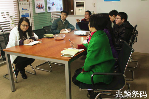 圖中為(wei) 董工講解條碼打印機知識