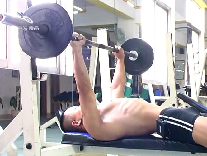 長凳舉(ju) 杠鈴