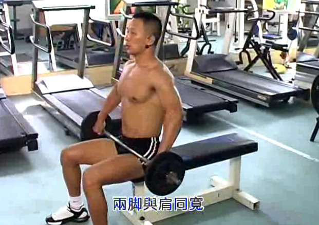 坐姿杠鈴頸後推舉(ju) ：第一步