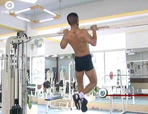 正握引體(ti) 向上