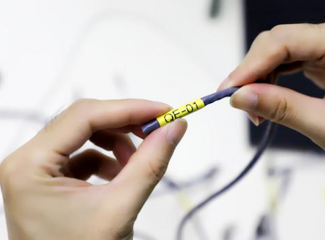 將打印好的標簽套在線纜表麵 將打印好的標簽套在線纜表麵