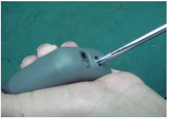 上緊螺絲(si) 直至條碼掃描器底蓋牢固
